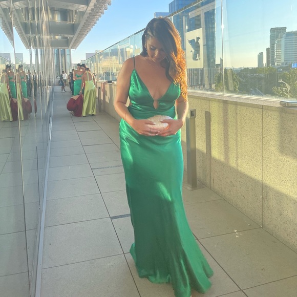 100% viscose
100% polyester
Hand wash
Shoulder straps
Back tie closure
Sateen - Picture 4 of 4